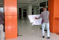 Forkot Maumere melekatkan tanda segel pada Kantor Bupati Sikka, Senin (11/7)