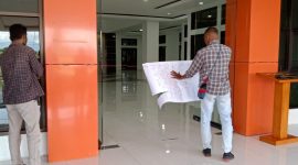 Forkot Maumere melekatkan tanda segel pada Kantor Bupati Sikka, Senin (11/7)