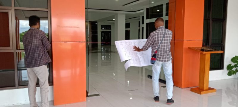 Forkot Maumere melekatkan tanda segel pada Kantor Bupati Sikka, Senin (11/7)