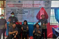 Kepala BPJS Kesehatan Cabang Maumere I Gusti Ngurah Arie Mayanugraha pose bersama staf dalam rangka HUT ke-54 BPJS Kesehatan (foto: istimewa)