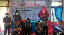 Kepala BPJS Kesehatan Cabang Maumere I Gusti Ngurah Arie Mayanugraha pose bersama staf dalam rangka HUT ke-54 BPJS Kesehatan (foto: istimewa)