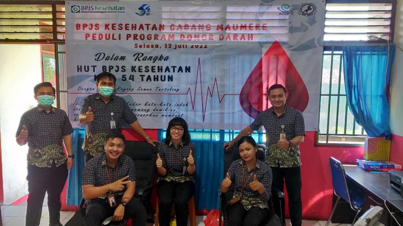 Kepala BPJS Kesehatan Cabang Maumere I Gusti Ngurah Arie Mayanugraha pose bersama staf dalam rangka HUT ke-54 BPJS Kesehatan (foto: istimewa)