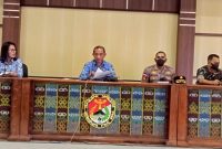 Kapolres Sikka AKBP Nelson Filipe Diaz Quintas (kedua dari kanan) saat Rapat Koordinasi Panitia Pilkades Tingkat Kabupaten, Senin (18/7)