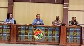 Kapolres Sikka AKBP Nelson Filipe Diaz Quintas (kedua dari kanan) saat Rapat Koordinasi Panitia Pilkades Tingkat Kabupaten, Senin (18/7)