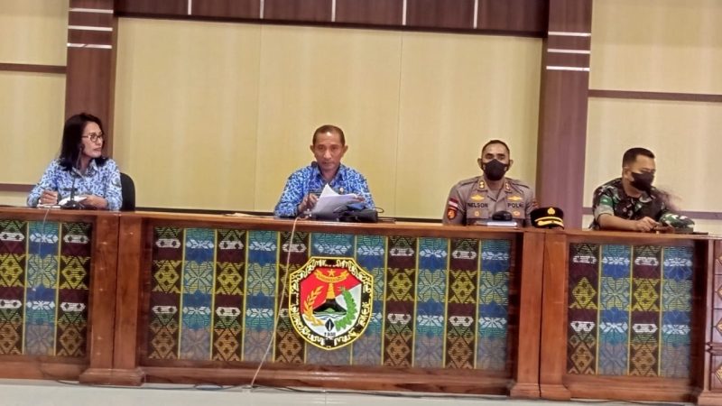 Kapolres Sikka AKBP Nelson Filipe Diaz Quintas (kedua dari kanan) saat Rapat Koordinasi Panitia Pilkades Tingkat Kabupaten, Senin (18/7)