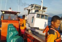 Tim Rescue Kantor Pencarian dan Pertolongan mengawal Kapal NB 05 yang mengalami mati mesin, Selasa (19/7)
