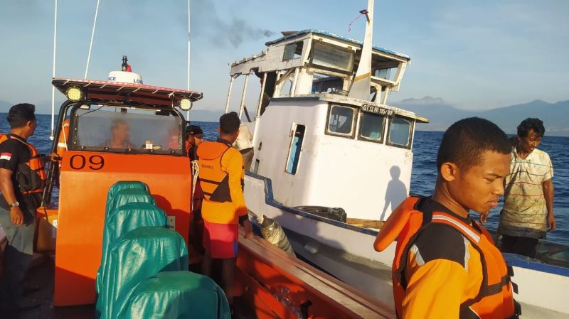 Tim Rescue Kantor Pencarian dan Pertolongan mengawal Kapal NB 05 yang mengalami mati mesin, Selasa (19/7)