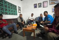 Kepala Rutan Maumere Antonius Semuki (baju putih) memberikan keterangan kepada wartawan terkait dana akomodasi bagi Bupati Sikka, Selasa (27/7)