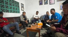 Kepala Rutan Maumere Antonius Semuki (baju putih) memberikan keterangan kepada wartawan terkait dana akomodasi bagi Bupati Sikka, Selasa (27/7)