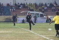 Wakil Gubernur NTT Josef Nae Soi melakukan kick off pertandingan perdana Suratin Cup Tahun 2022 di Stadion Marilonga Ende, Selasa (2/8)