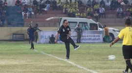 Wakil Gubernur NTT Josef Nae Soi melakukan kick off pertandingan perdana Suratin Cup Tahun 2022 di Stadion Marilonga Ende, Selasa (2/8)