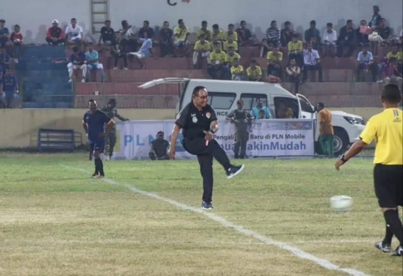 Wakil Gubernur NTT Josef Nae Soi melakukan kick off pertandingan perdana Suratin Cup Tahun 2022 di Stadion Marilonga Ende, Selasa (2/8)