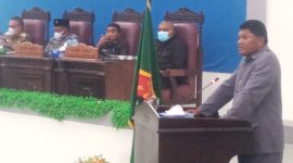 Ketua Pansus Wair Puan Alfridus Melanus Aeng menyampaikan laporan Pansus kepada paripurna DPRD Sikka, Senin (8/8)