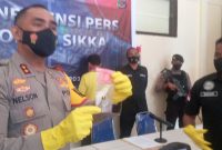 Kapolres Sikka AKBP Nelson Filipe Diaz Quintas memperlihatkan barang bukti sabu kepada wartawan, Selasa (16/8) 