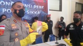 Kapolres Sikka AKBP Nelson Filipe Diaz Quintas memperlihatkan barang bukti sabu kepada wartawan, Selasa (16/8) 