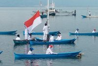 Paskibra bersiap mengibarkan bendera merah putih di tengah laut di Kojadoi, Rabu (17/8)