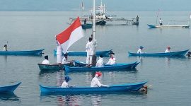 Paskibra bersiap mengibarkan bendera merah putih di tengah laut di Kojadoi, Rabu (17/8)
