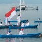 Paskibra bersiap mengibarkan bendera merah putih di tengah laut di Kojadoi, Rabu (17/8)