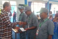 Sekda Sikka Adrianus Firminus Parera memberikan santunan kepada para transmigran yang hendak berangkat menuju Kabupaten Mamasa, Sabtu (20/8) 