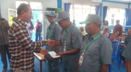 Sekda Sikka Adrianus Firminus Parera memberikan santunan kepada para transmigran yang hendak berangkat menuju Kabupaten Mamasa, Sabtu (20/8) 