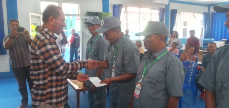 Sekda Sikka Adrianus Firminus Parera memberikan santunan kepada para transmigran yang hendak berangkat menuju Kabupaten Mamasa, Sabtu (20/8) 