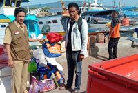 Kepala Bidang Kedaruratan dan Logistik Emanuel Muda menyerahkan bantuan tanggap darurat korban kebakaran di Palue, Senin (21/8)