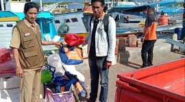 Kepala Bidang Kedaruratan dan Logistik Emanuel Muda menyerahkan bantuan tanggap darurat korban kebakaran di Palue, Senin (21/8)