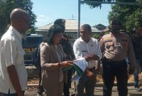 Panitera PN Maumere Anik Suharyani melaksanan sita eksekusi terhadap Kantor AJB Bumiputera, Rabu (24/8) 