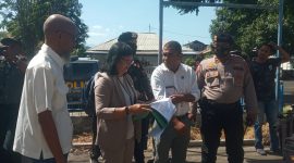 Panitera PN Maumere Anik Suharyani melaksanan sita eksekusi terhadap Kantor AJB Bumiputera, Rabu (24/8) 