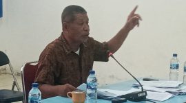 Mantan Kepala BPBD Sikka Mohammad Daeng Bakir sedang memberikan keterangan kepada Pansus BTT, Selasa (30/8)