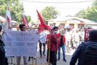 Aksi GMNI Sikka di Kantor Pelni Maumere, melawan pungli penjualan tiket tambahan, Selasa (2/8)