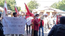 Aksi GMNI Sikka di Kantor Pelni Maumere, melawan pungli penjualan tiket tambahan, Selasa (2/8)