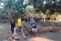 Anggota Polsek Kewapante membongkar gelanggang judi sabung ayam di Wolonbue Dusun Wairwerut Desa Waiara, Kamis (18/8) (foto: istimewa)