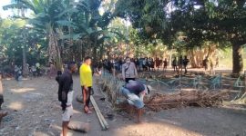 Anggota Polsek Kewapante membongkar gelanggang judi sabung ayam di Wolonbue Dusun Wairwerut Desa Waiara, Kamis (18/8) (foto: istimewa)