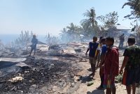 Warga membersihkan puing-puing yang terbakar di Desa Rokirole Kecamatan Palue, Minggu (21/8) (foto: istimewa)