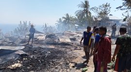 Warga membersihkan puing-puing yang terbakar di Desa Rokirole Kecamatan Palue, Minggu (21/8) (foto: istimewa)