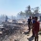 Warga membersihkan puing-puing yang terbakar di Desa Rokirole Kecamatan Palue, Minggu (21/8) (foto: istimewa)