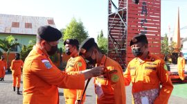 Kepala Kantor Pencarian dan Pertolongan Maumere Lalu Wahyu Efendi mengalungkan ID Card kepada rescuer peserta kegiatan latihan beregu dan satuan di perairan, Senin (22/8) (foto: istimewa)