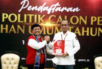 Ketua KPU Has'yim Asy'ari menerima berkas pendaftaran dari Ketua PKP Yussuf Solichien pada 1 Agustus 2022 lalu