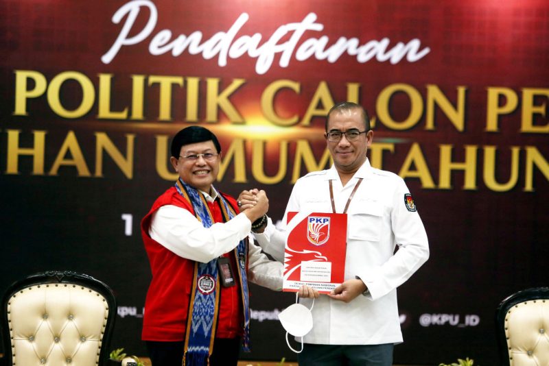 Ketua KPU Has'yim Asy'ari menerima berkas pendaftaran dari Ketua PKP Yussuf Solichien pada 1 Agustus 2022 lalu