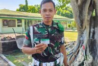 Tauhid menunjukkan Kartu JKN-KIS