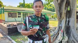 Tauhid menunjukkan Kartu JKN-KIS