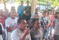 Yan Teris, perwakilan sopir angkutan kota saat aksi demo di Kantor DPRD Sikka, Senin (5/9)