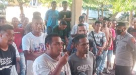 Yan Teris, perwakilan sopir angkutan kota saat aksi demo di Kantor DPRD Sikka, Senin (5/9)