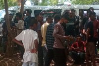 Puluhan sopir angkutan kota melancarkan aksi mogok di Gedung DPRD Sikka, Senin (5/9)