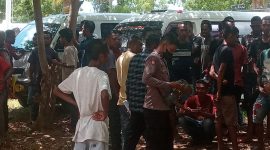 Puluhan sopir angkutan kota melancarkan aksi mogok di Gedung DPRD Sikka, Senin (5/9)