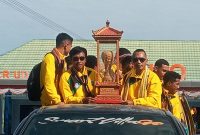 Tropi bergilir ETMC diarak keliling Kota Lewoleba, Rabu (7/9)