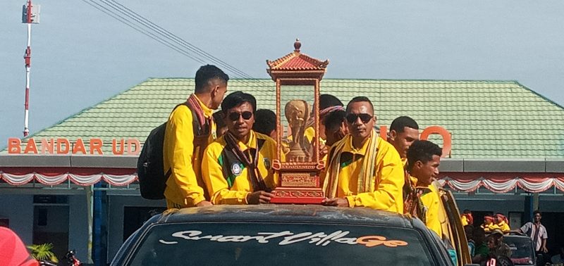 Tropi bergilir ETMC diarak keliling Kota Lewoleba, Rabu (7/9)