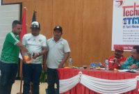 Ketua Askab PSSI Sikka Cherry Newar didamping Manager Persami Maumere Gaudensius Nong Pio sedang menarik undian pembagian grup Liga 3 ETMC XXXI di Aula Kantor Bupati Lembata, Jumat (8/9)