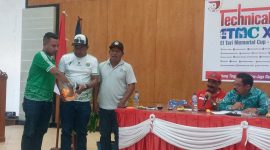 Ketua Askab PSSI Sikka Cherry Newar didamping Manager Persami Maumere Gaudensius Nong Pio sedang menarik undian pembagian grup Liga 3 ETMC XXXI di Aula Kantor Bupati Lembata, Jumat (8/9)